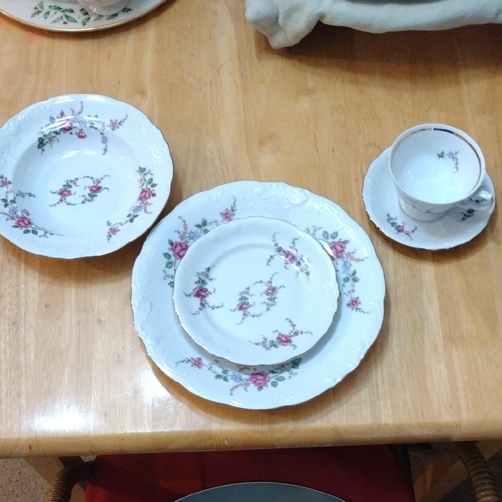 POL White and Pink Elegant Floral Dinnerware Set